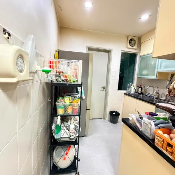 Servis Apartment untuk Dijual di SuriaMas Suites - Pauline Ng - Kitchen - PropertyGuru.com.my