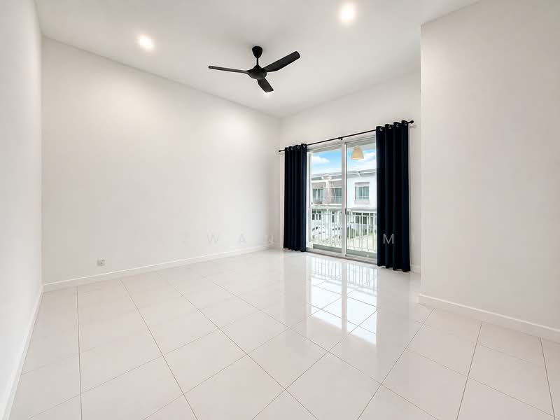 Rumah Teres 2 Tingkat untuk Dijual di Bandar Saujana Putra (Tanjong Duabelas) - Hazwan Hilmi - Living Room - PropertyGuru.com.my
