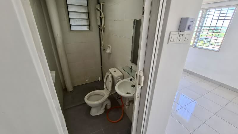 Pangsapuri untuk Disewa di Kemuning Aman - JH Goh - Bathroom - PropertyGuru.com.my
