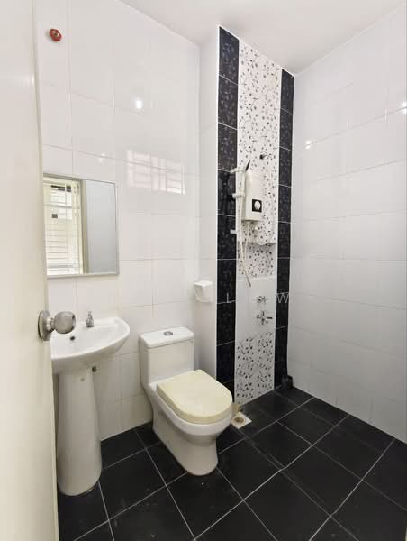Rumah Teres 2 Tingkat untuk Disewa di Mutiara Rini (Skudai) - Nick Low - Bathroom - PropertyGuru.com.my