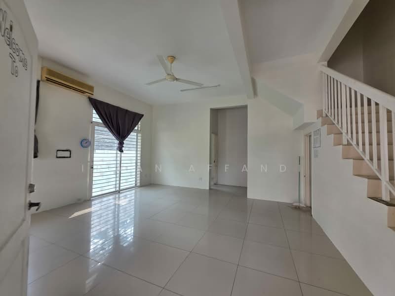 Rumah Kluster untuk Disewa di Bandar Saujana Putra (Tanjong Duabelas) - Irwan Affandi - Living Room - PropertyGuru.com.my