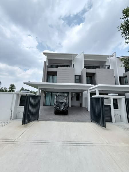 3-storey Terraced House for Sale in Seksyen U15 (Shah Alam) - Raja Fatimah - Exterior - PropertyGuru.com.my
