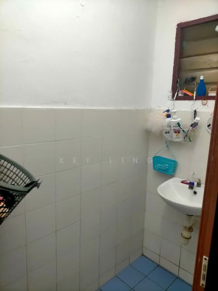 Rumah Flat untuk Dijual di Rumah Pangsa Kayu Ara - Key Ling - Bathroom - PropertyGuru.com.my