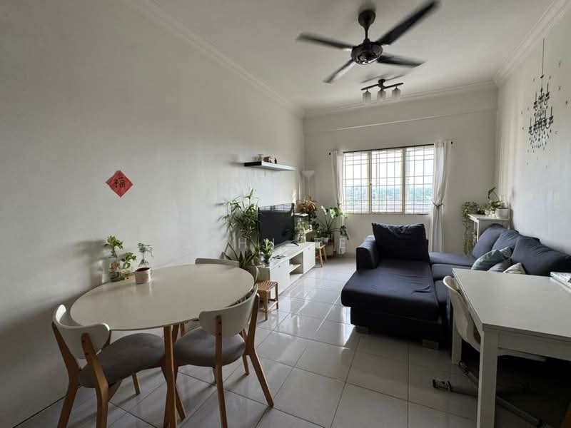 Pangsapuri untuk Dijual di Kemuning Aman - John Tee - Living Room - PropertyGuru.com.my