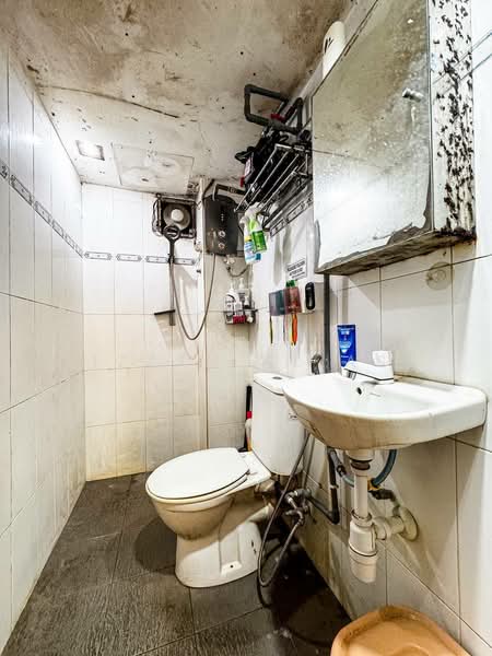 Pangsapuri untuk Dijual di Bunga Raya Apartment - Izzah Alias - Bathroom - PropertyGuru.com.my