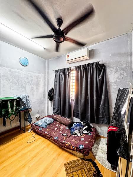 Pangsapuri untuk Dijual di Bunga Raya Apartment - Izzah Alias - Bedroom - PropertyGuru.com.my