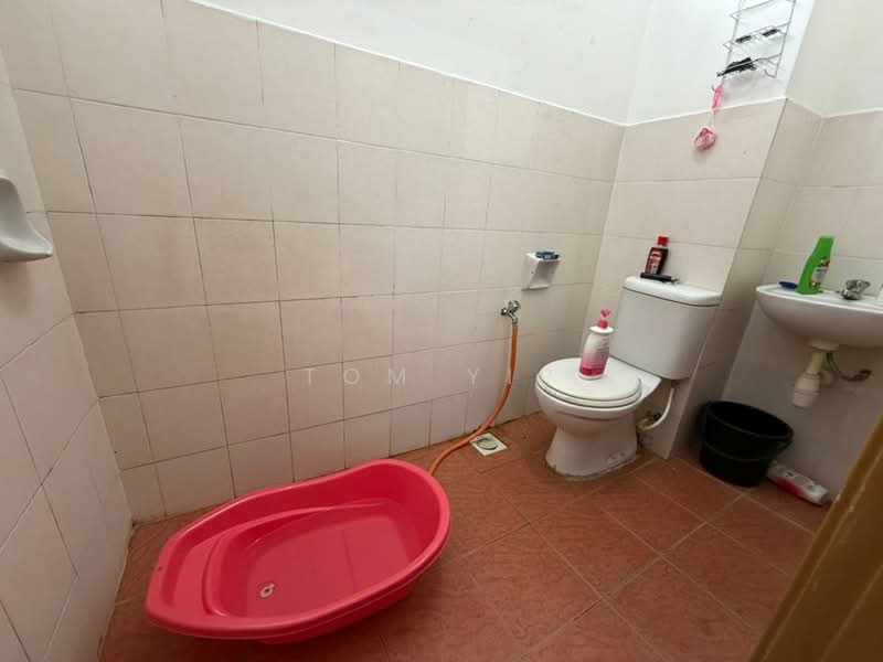 Terraced House for Sale in Saujana Rawang (Rawang) - Tom Yip - Bathroom - PropertyGuru.com.my