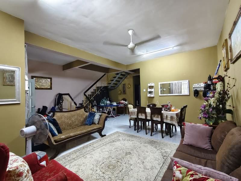 2-storey Terraced House for Sale in Taman Lestari Putra (Seri Kembangan) - Izzah Alias - Living Room - PropertyGuru.com.my