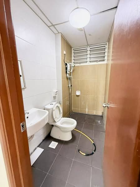 Servis Apartment untuk Dijual di Larkin Heights - Zephyr Khoo - Bathroom - PropertyGuru.com.my
