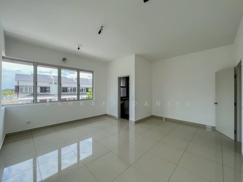 2-storey Terraced House for Sale in Bandar Rimbayu (Telok Panglima Garang) - Ashraff Daniel - Living Room - PropertyGuru.com.my