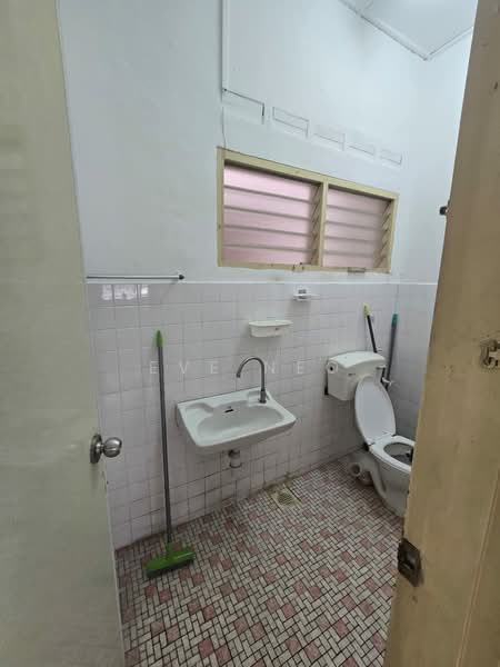 1-storey Terraced House for Rent in Taman Pelangi (Johor Bahru) - Eve Neo - Bathroom - PropertyGuru.com.my