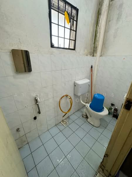 Pangsapuri untuk Dijual di Residensi Warnasari 1 - Ahmad Firdaus Mahmod - Bathroom - PropertyGuru.com.my