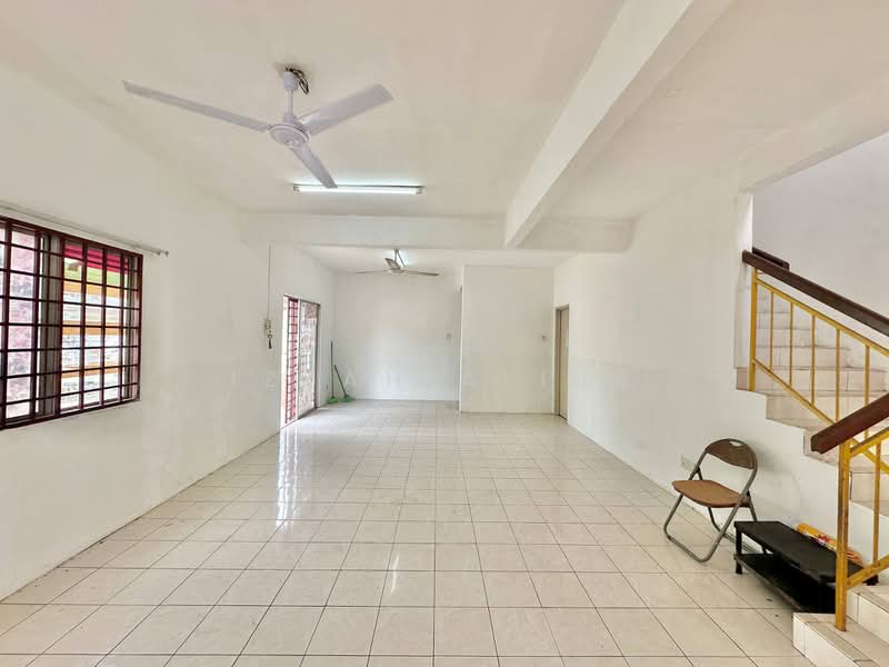 Rumah Teres 2 Tingkat untuk Dijual di Taman Universiti (Bangi) - Izzah Alias - Living Room - PropertyGuru.com.my