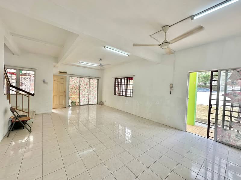 Rumah Teres 2 Tingkat untuk Dijual di Taman Universiti (Bangi) - Izzah Alias - Living Room - PropertyGuru.com.my
