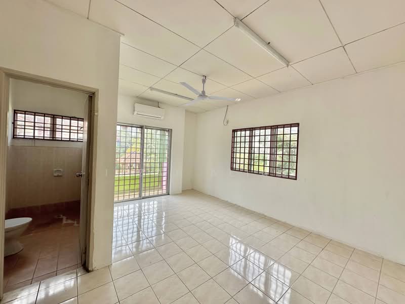 Rumah Teres 2 Tingkat untuk Dijual di Taman Universiti (Bangi) - Izzah Alias - Bathroom - PropertyGuru.com.my