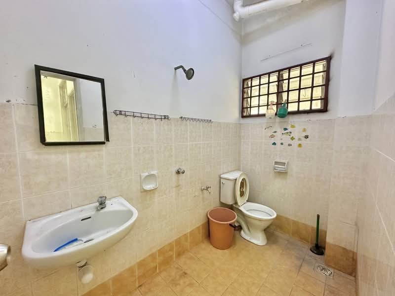 Rumah Teres 2 Tingkat untuk Dijual di Taman Universiti (Bangi) - Izzah Alias - Bathroom - PropertyGuru.com.my
