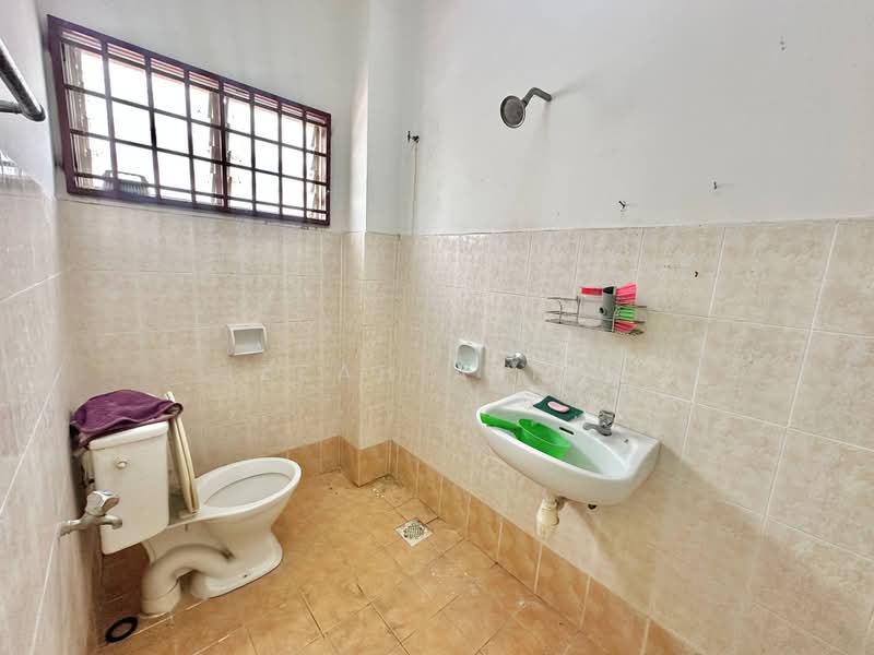 Rumah Teres 2 Tingkat untuk Dijual di Taman Universiti (Bangi) - Izzah Alias - Bathroom - PropertyGuru.com.my