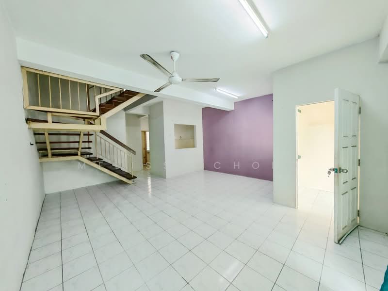 Rumah Teres 2-Tingkat untuk Dijual di Bandar Putra Permai (Seri Kembangan) - Melissa Chong - Living Room - PropertyGuru.com.my