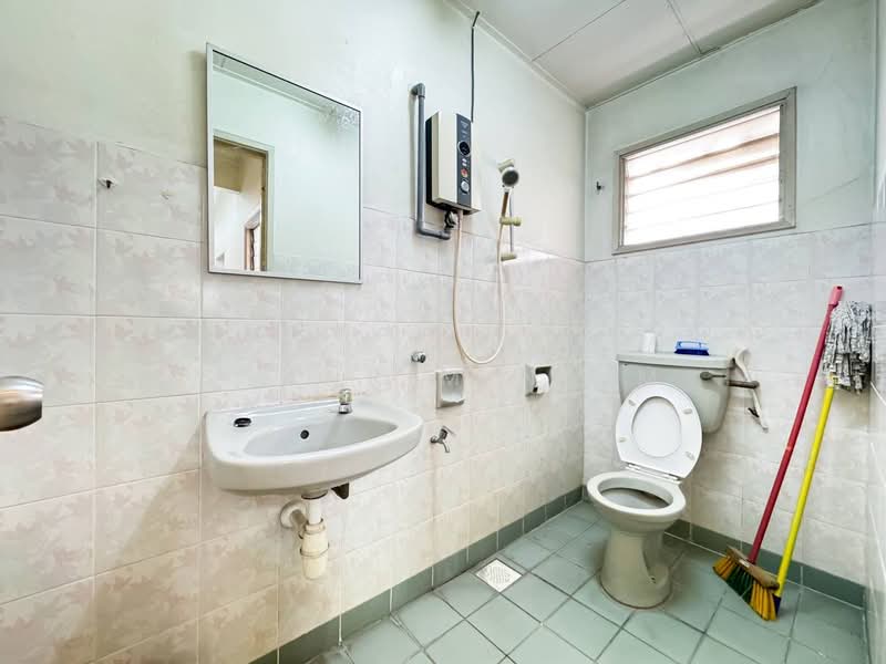 Rumah Teres 2-Tingkat untuk Dijual di Usj 22 (Subang Jaya) - Syahrim Naim - Bathroom - PropertyGuru.com.my