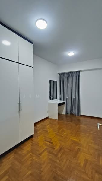 Pangsapuri untuk Dijual di Molek Pine 1 - Jim Chee - Bedroom - PropertyGuru.com.my