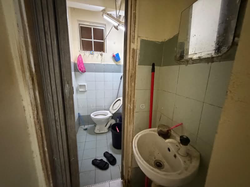 Apartment for Sale at Tanjong Puteri Apartment - Yucong . - Bathroom - PropertyGuru.com.my