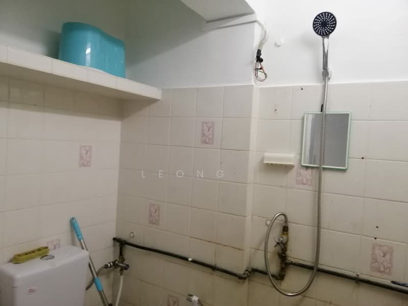 Flat for Sale at Farlim 4 - Leong . - Bathroom - PropertyGuru.com.my