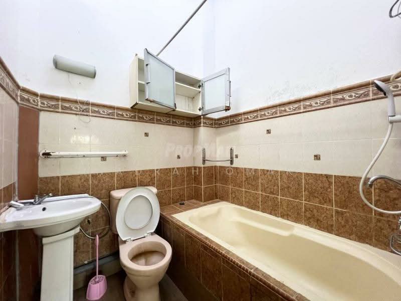 2-storey Terraced House for Sale in Taman Tun Dr Ismail (Kuala Lumpur) - Nadrah Omar - Bathroom - PropertyGuru.com.my