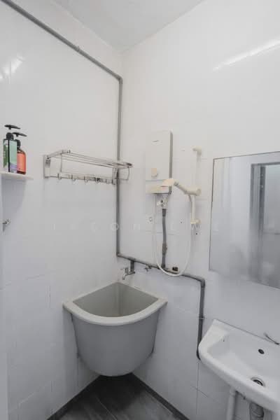Rumah Flat untuk Dijual di Desa Mawar - Jason Ewe - Bathroom - PropertyGuru.com.my