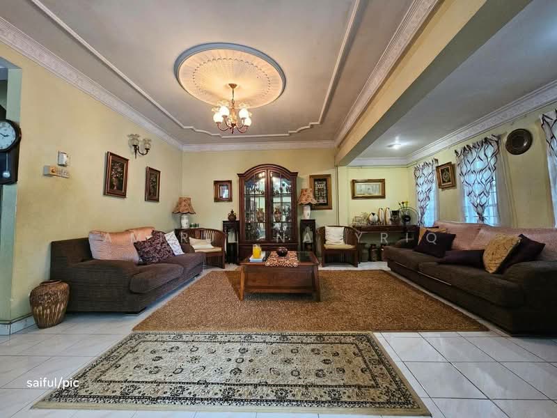 Rumah Berkembar untuk Dijual di Seksyen 19 (Petaling Jaya) - Amirul Nasyriq - Living Room - PropertyGuru.com.my