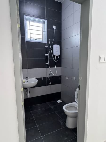 Rumah Teres 1 Tingkat untuk Disewa di Bandar Putra (Kulai) - Rayna Pang - Bathroom - PropertyGuru.com.my