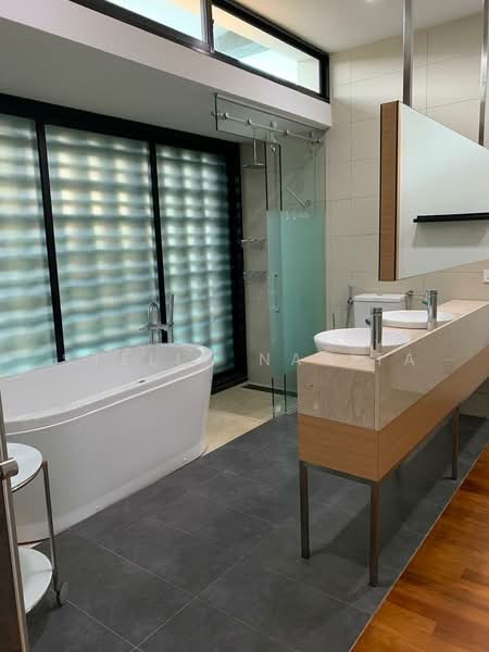 Rumah Banglo untuk Disewa di Leisure Farm (Gelang Patah) - Stella Narita - Bathroom - PropertyGuru.com.my