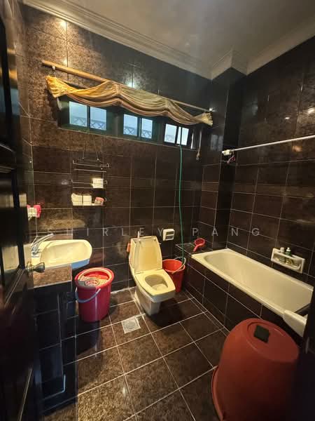 Rumah Berkembar untuk Dijual di Taman Pelangi (Johor Bahru) - Shirley Pang - Bathroom - PropertyGuru.com.my