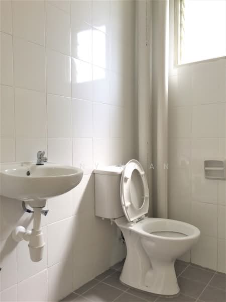 Apartment for Sale at Pangsapuri Akasia (Bandar Botanic) - Tony Ngan - Bathroom - PropertyGuru.com.my