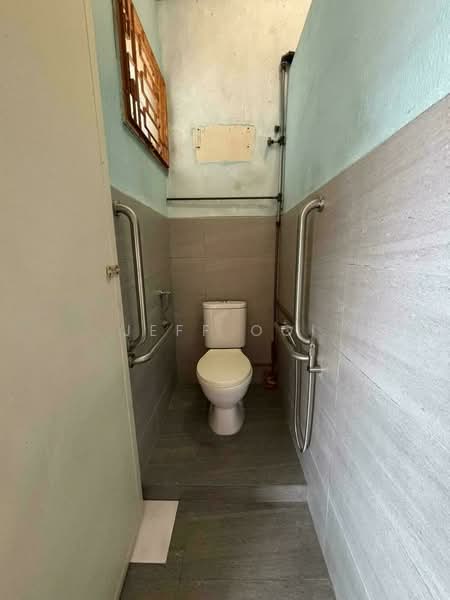 1-storey Terraced House for Sale in Bukit Gedung (Bayan Baru) - Jeff Ooi - Bathroom - PropertyGuru.com.my