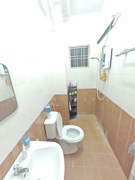 Pangsapuri untuk Dijual di Sri Ixora Apartment - Jane Ker - Bathroom - PropertyGuru.com.my