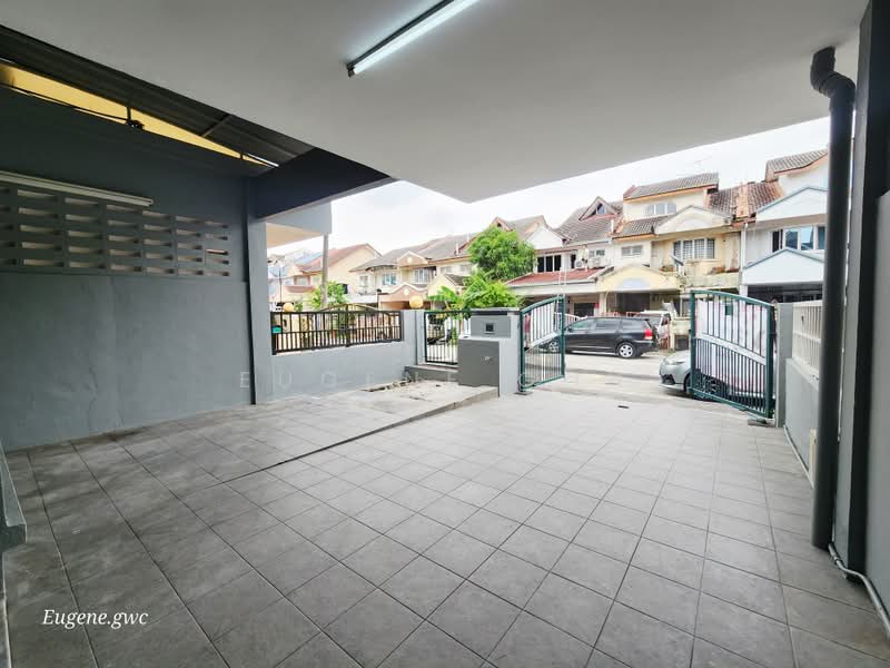Rumah Teres 2 Tingkat untuk Dijual di Bandar Country Homes (Rawang) - Eugene Goh - Car Porch area - PropertyGuru.com.my