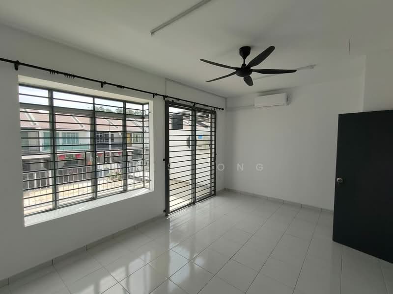 Rumah Teres 2 Tingkat untuk Disewa di Taman Scientex Rawang (Rawang) - Tris Jong - Living Room - PropertyGuru.com.my