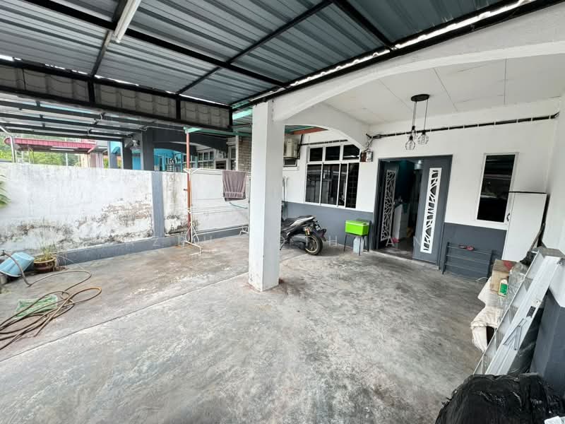 1-storey Terraced House for Sale in Taman Lukut Makmur (Lukut) - Azrul Othman - Exterior - PropertyGuru.com.my