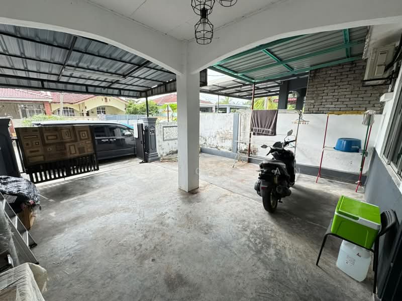 1-storey Terraced House for Sale in Taman Lukut Makmur (Lukut) - Azrul Othman - Exterior - PropertyGuru.com.my