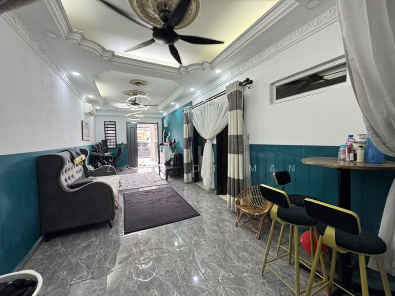 1-storey Terraced House for Sale in Taman Lukut Makmur (Lukut) - Azrul Othman - Living Room - PropertyGuru.com.my