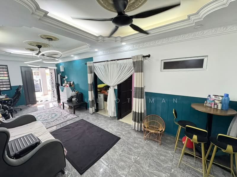1-storey Terraced House for Sale in Taman Lukut Makmur (Lukut) - Azrul Othman - Living Room - PropertyGuru.com.my