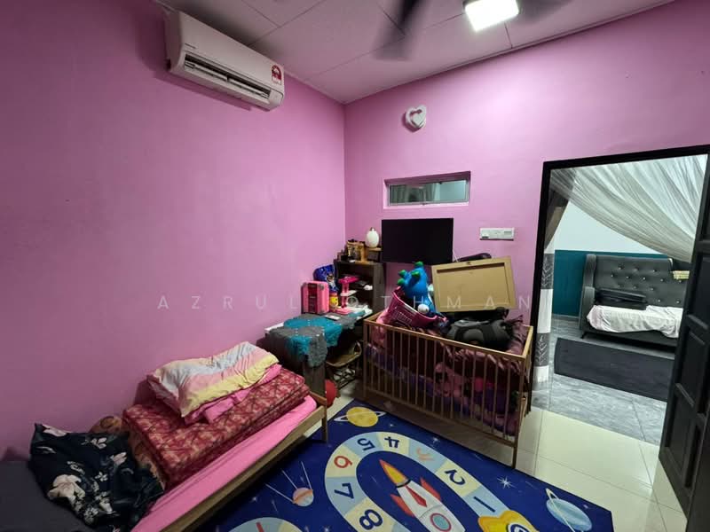 1-storey Terraced House for Sale in Taman Lukut Makmur (Lukut) - Azrul Othman - Bedroom - PropertyGuru.com.my