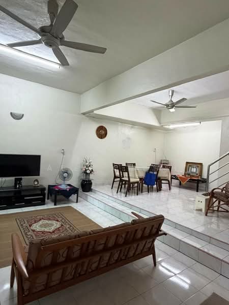 Rumah Teres untuk Dijual di Island Glades (Jelutong) - Alex Cheah - Living Room - PropertyGuru.com.my