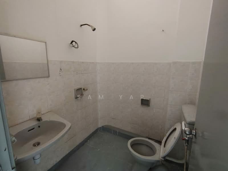Rumah Teres 2 Tingkat untuk Dijual di Taman Sri Putra Mas (Sungai Buloh) - Sam Yap - Bathroom - PropertyGuru.com.my