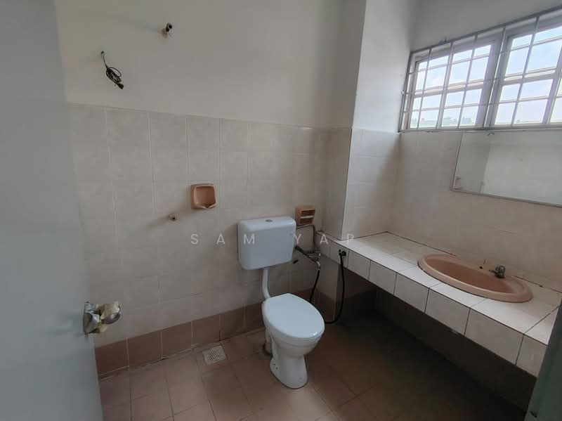 Rumah Teres 2 Tingkat untuk Dijual di Taman Sri Putra Mas (Sungai Buloh) - Sam Yap - Bathroom - PropertyGuru.com.my