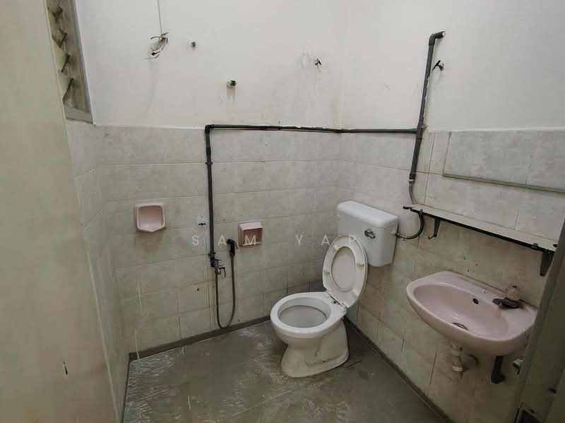 Rumah Teres 2 Tingkat untuk Dijual di Taman Sri Putra Mas (Sungai Buloh) - Sam Yap - Bathroom - PropertyGuru.com.my