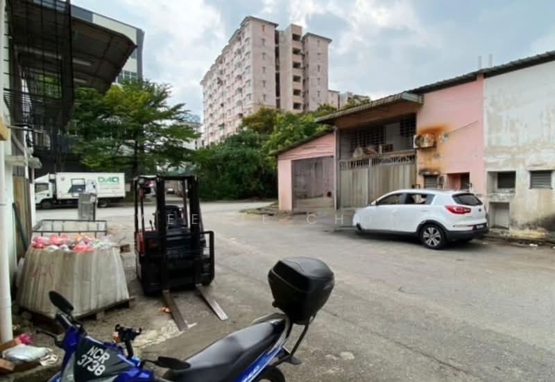 Factory for Sale in Taman Perindustrian Bukit Serdang (Seri Kembangan) - Kweenie Chong - Exterior - PropertyGuru.com.my