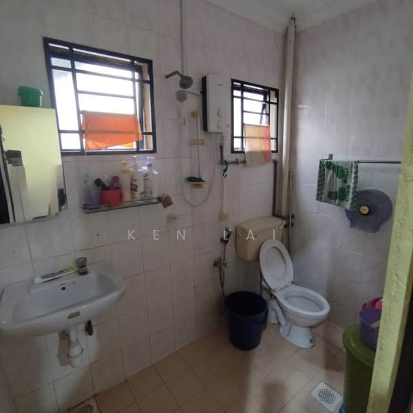 Rumah Bandar untuk Dijual di Taman Wangsa Permai (Kepong) - Ken Lai - Bathroom - PropertyGuru.com.my