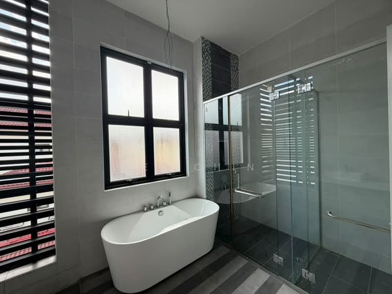 Bungalow for Sale in Serdang (Seri Kembangan) - Leo Chin - Bathroom - PropertyGuru.com.my