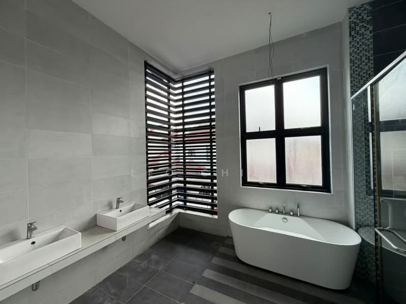 Bungalow for Sale in Serdang (Seri Kembangan) - Leo Chin - Bathroom - PropertyGuru.com.my